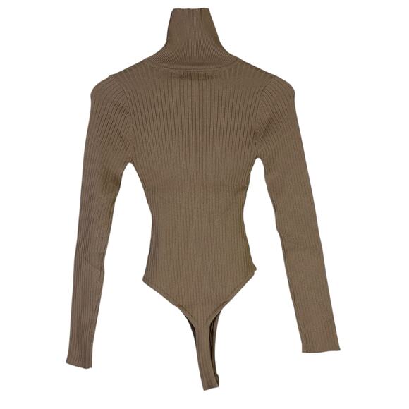 NWT Love Tree Turtleneck Top Womens M Tan Fitted Ribbed Knit Minimalist Neutral - Picture 1 of 6